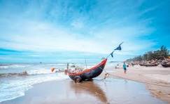 Bình minh trên biển Sầm Sơn, thuyền cá và ánh nắng sớm