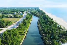 Bãi cát thoải và sóng êm ở biển Xuân Thành