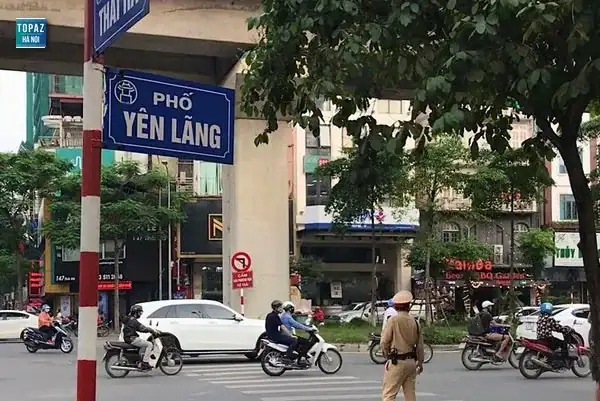 Xe taxi đón khách tại sân bay Nội Bài về Yên Lãng