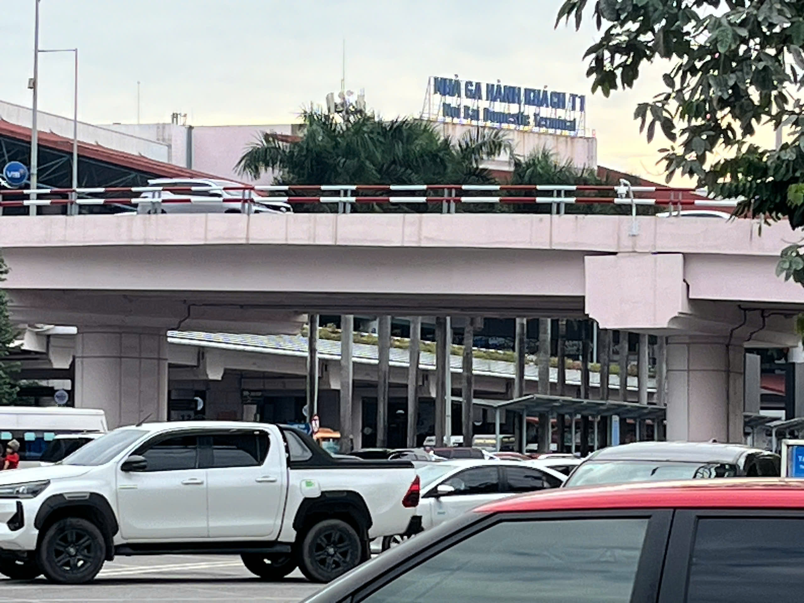 Tìm xe từ Tràng Tiền lên sân bay Nội Bài | Taxi Nội Bài 686