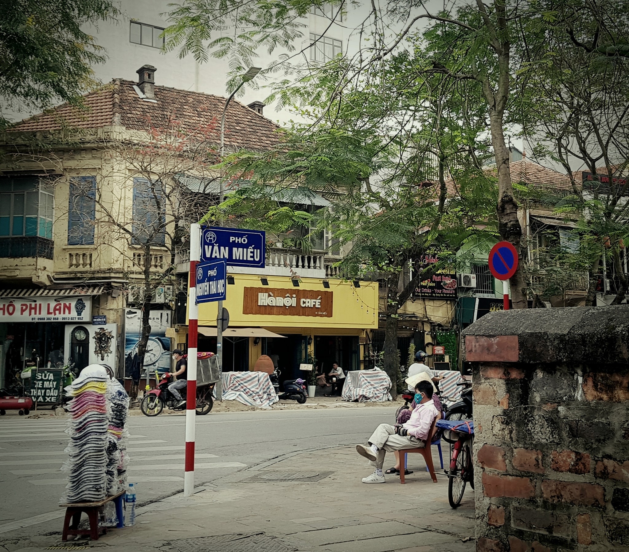 Xe taxi phục vụ khách từ Văn Miếu lên sân bay Nội Bài