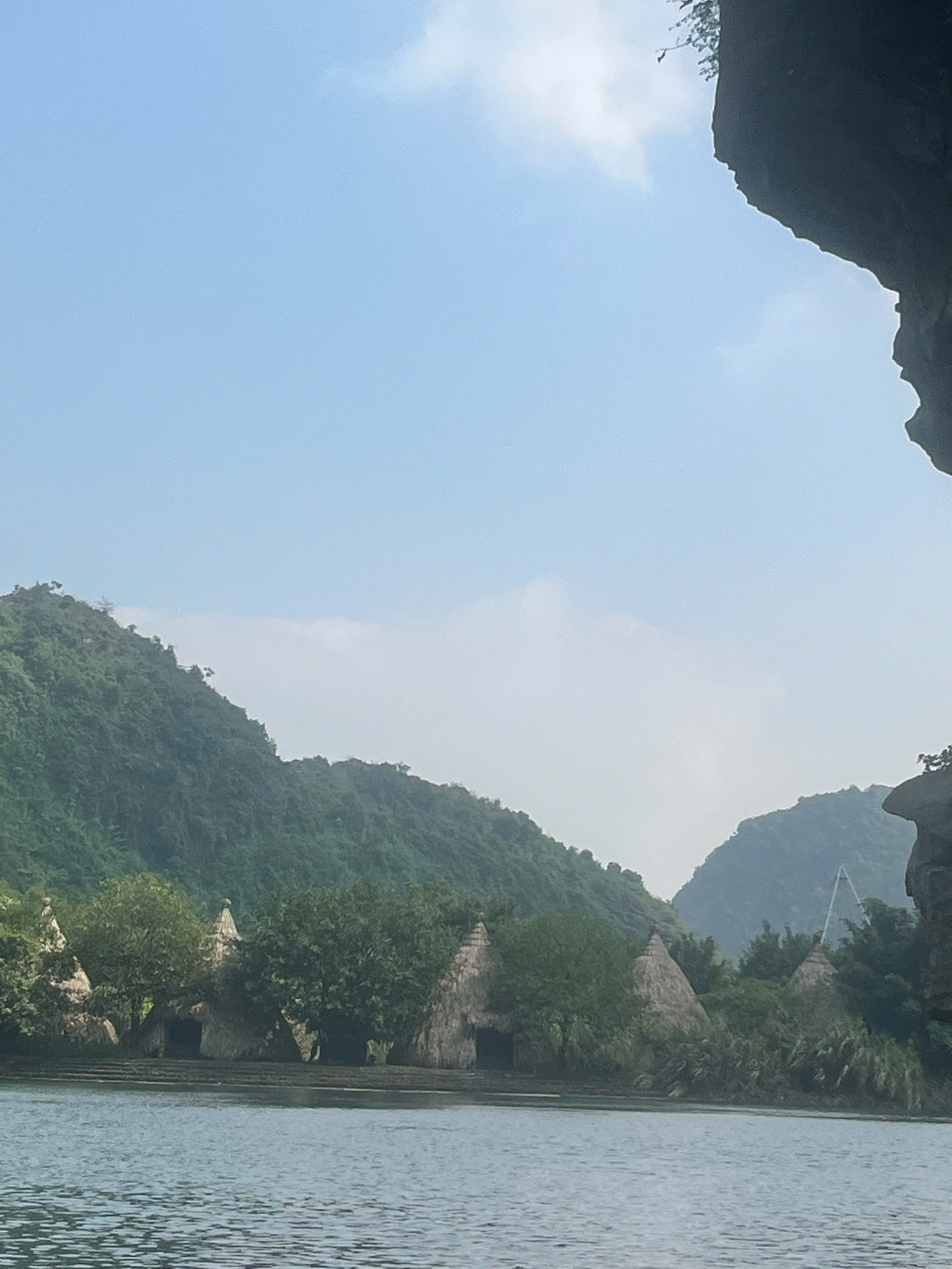 Lối vào một hang động nước tại Tràng An