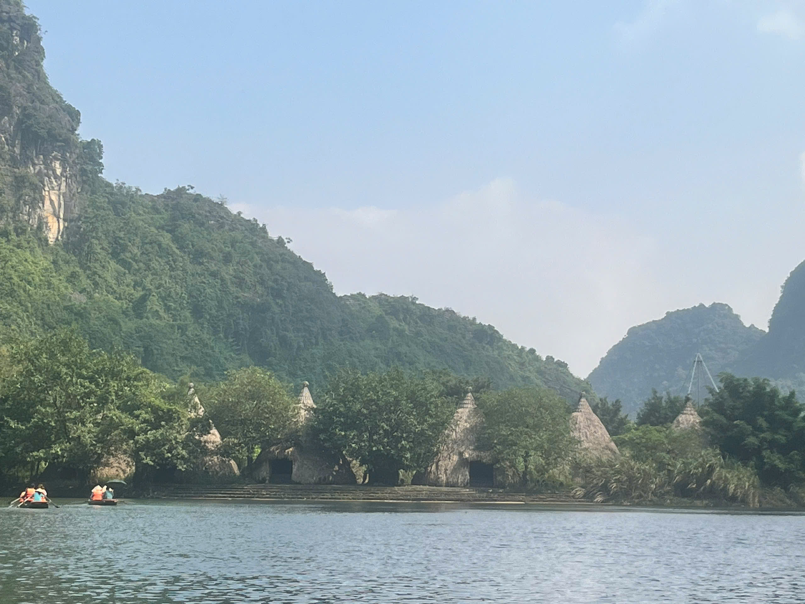 Đền Trình nằm ven núi, bên bến thuyền yên bình