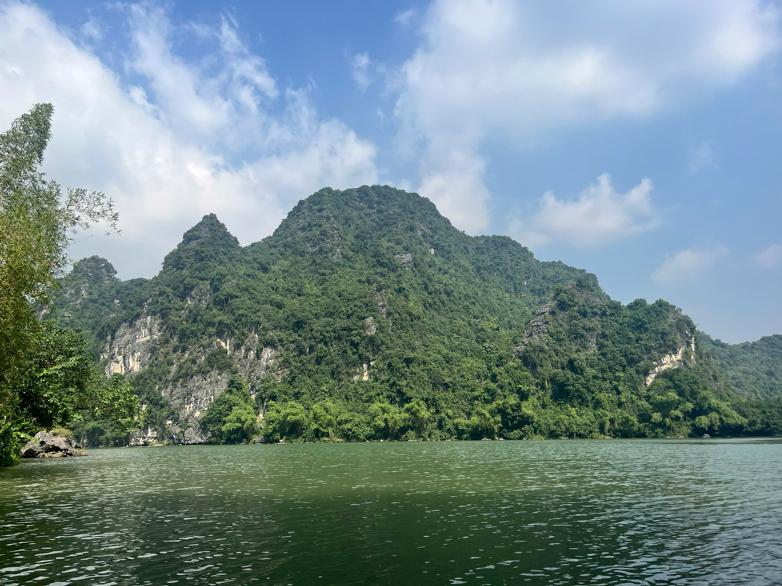 Hoàng hôn trên Tràng An, mặt nước phẳng lặng phản chiếu núi non