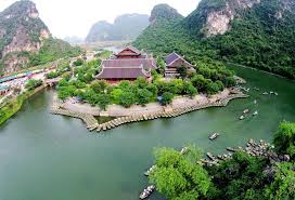 Khu vực chùa Đồng trên đỉnh Yên Tử, mây mù và cảnh quan hùng vĩ